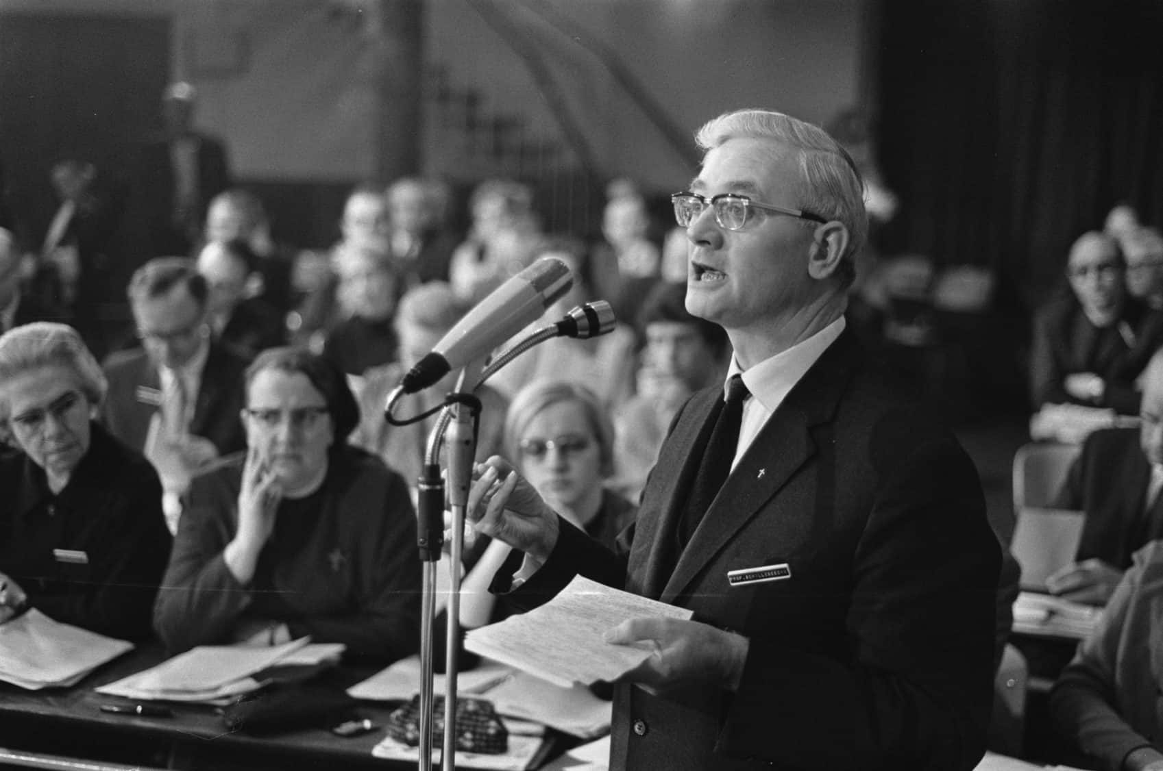 Schillebeeckx-op-Pastoraal_Concilie_in_Noordwijkerhout