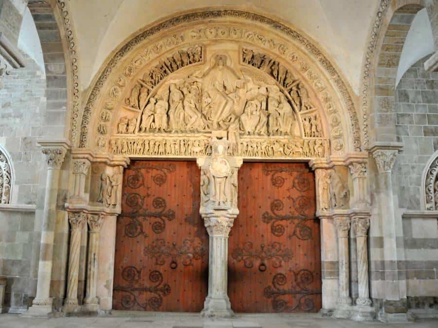 vezelay deur basiliek maria magdalena