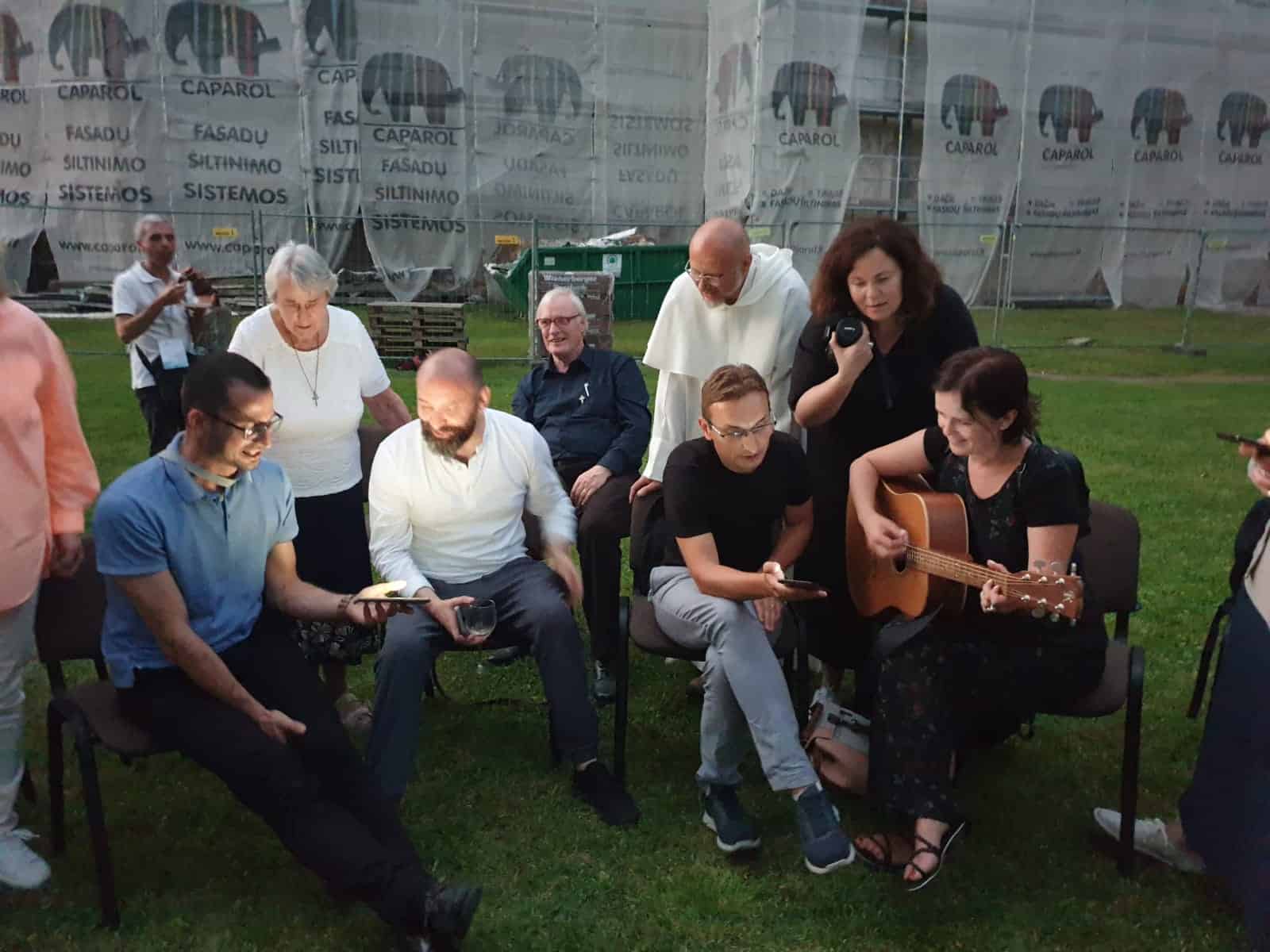 samenzang tijdens barbecue met Litouwse gitariste